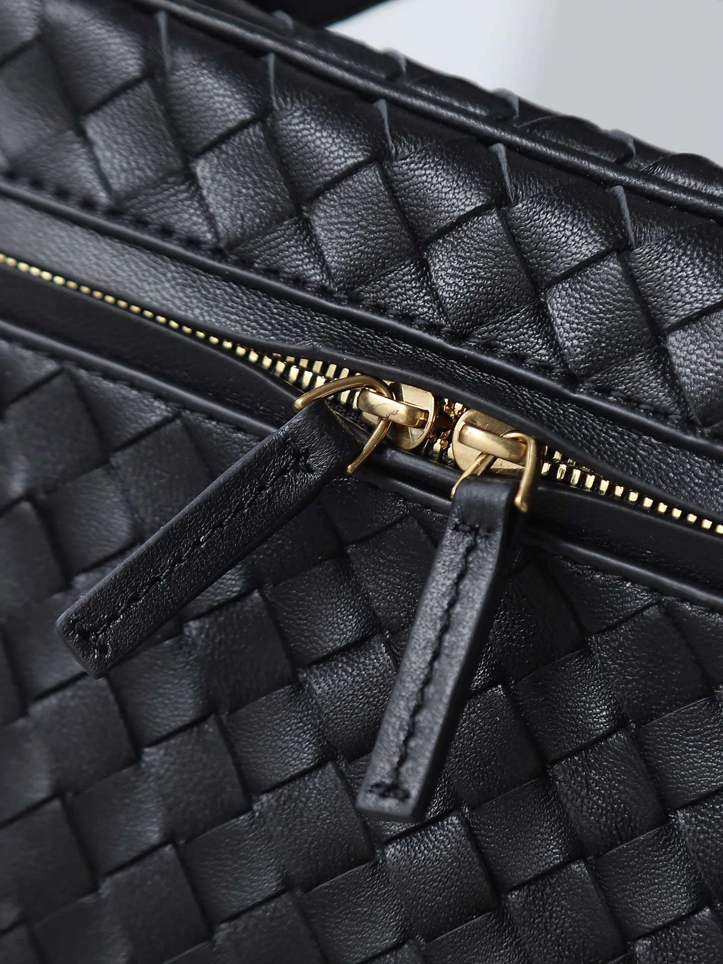 800. BOTTEGA VENETA2025 new women's small Soft Vanity bag adopts the classic Intrecciato weaving technique, inheriting the classics. The ring buckle design 😎 The light metal chain gives you a high-end sense of matching. The chain is removable, so you can wear it as a small bag ~ An elegant small bag that is perfect for participating in events. The overall body of the bag is as soft as marshmallow and can be easily kneaded, showing the strong toughness and high-end feel of the leather. The touch of sheepskin is so amazing. It is so healing when pinched! I have absolutely no resistance to small bags! ! ! Style number: 843800 Size: 19*14*3cm